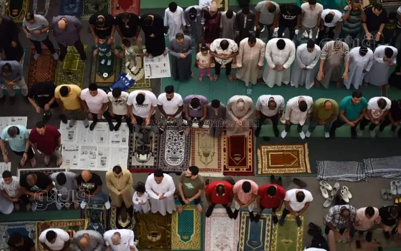 الأردنيون يؤدون صلاة عيد الفطر داخل