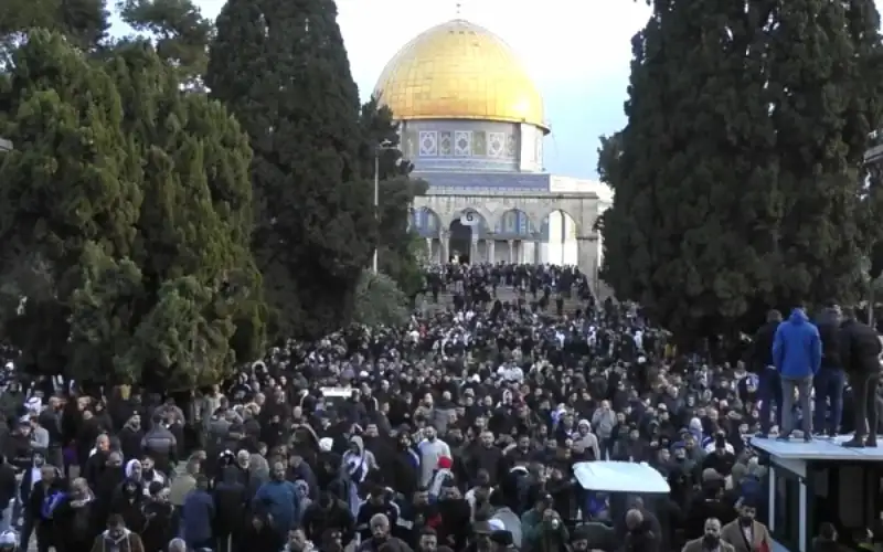 أكثر من 60 ألفا يؤدون صلاة