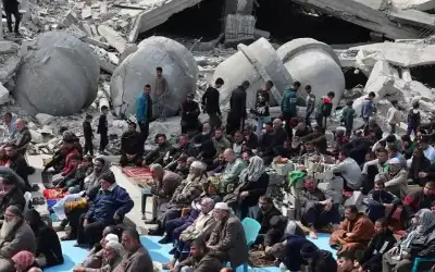 غزيون يؤدون صلاة العيد فوق ركام