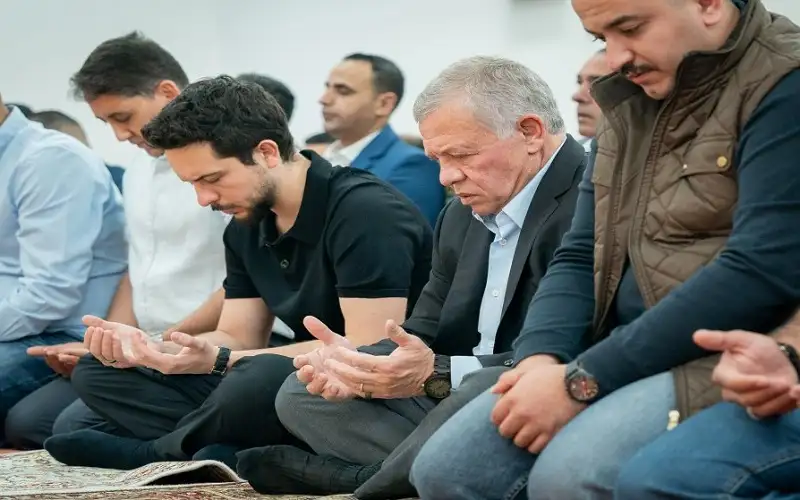 الملك وولي العهد يؤديان صلاة العيد