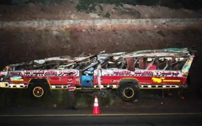 13 وفاة و30 إصابة في حادث