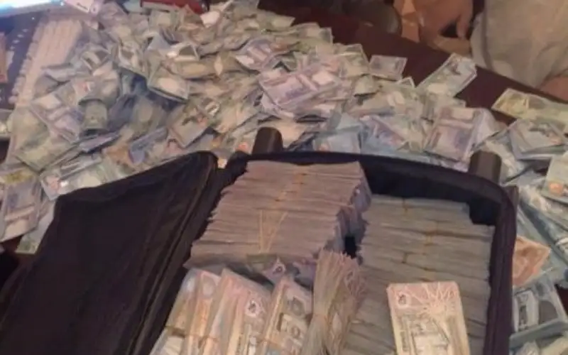 بهدف التهرب من الحجز.. ملياردير يتنازل