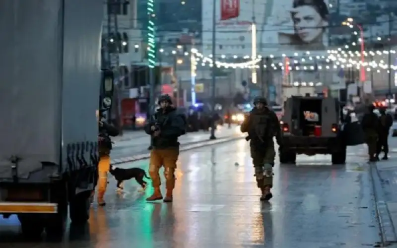 الاحتلال يخلي المجمعات التجارية ويفتح الملاجئ