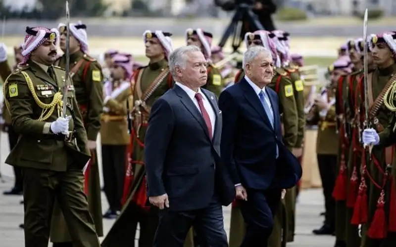 الملك: ما تشهده المنطقة قد يدفع