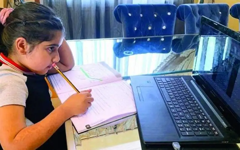 الإمارات تمدد العمل بنظام التعليم عن