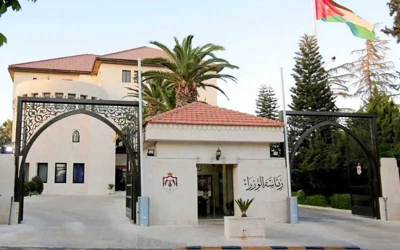 الحكومة تمدد منح شركات النقل السياحي