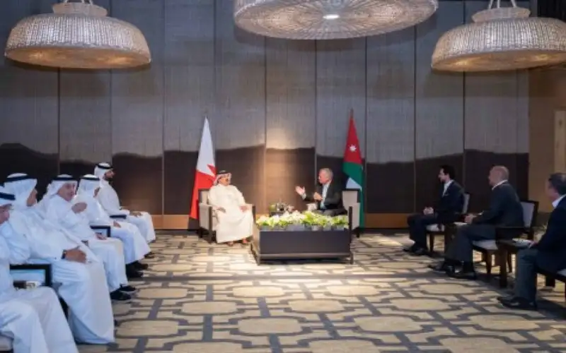 الملك والعاهل البحريني يعربان عن رفضهما