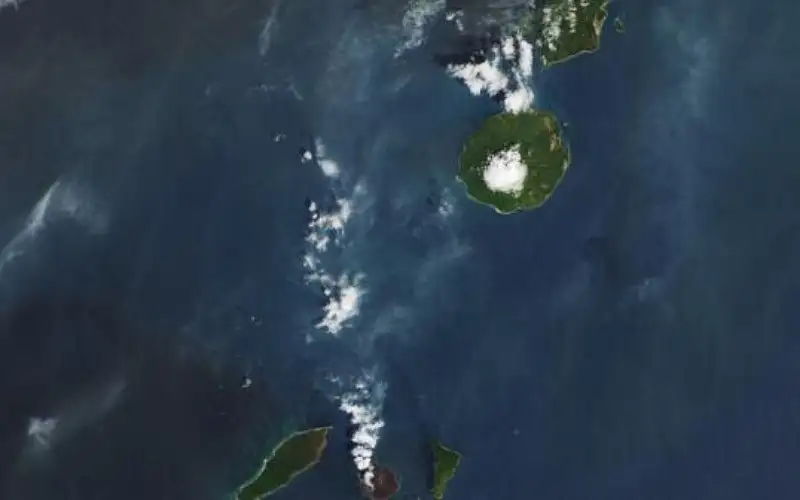 السلطات الإندونيسية تجلي آلاف السكان وتغلق