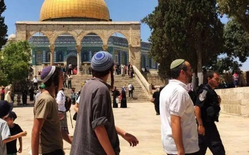 مستوطنون يقتحمون الأقصى بحراسة شرطة الاحتلال