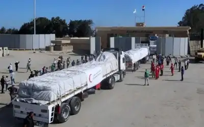 30 شاحنة تحمل 100 طن مساعدات