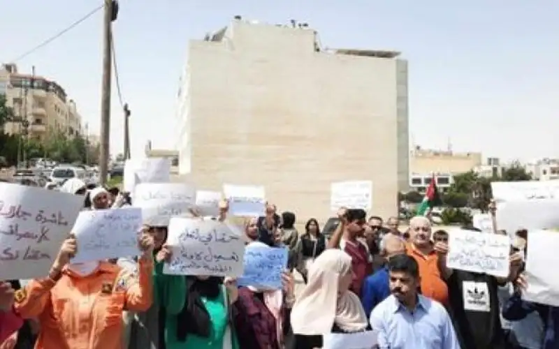 وقفة احتجاجية للمطالبة بضرورة شمول كافة