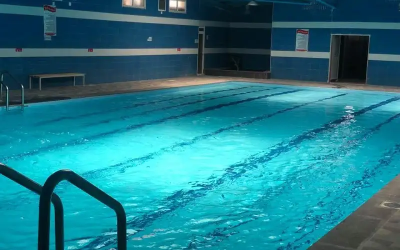 وفاة طفل غرقا في مسبح مغلق