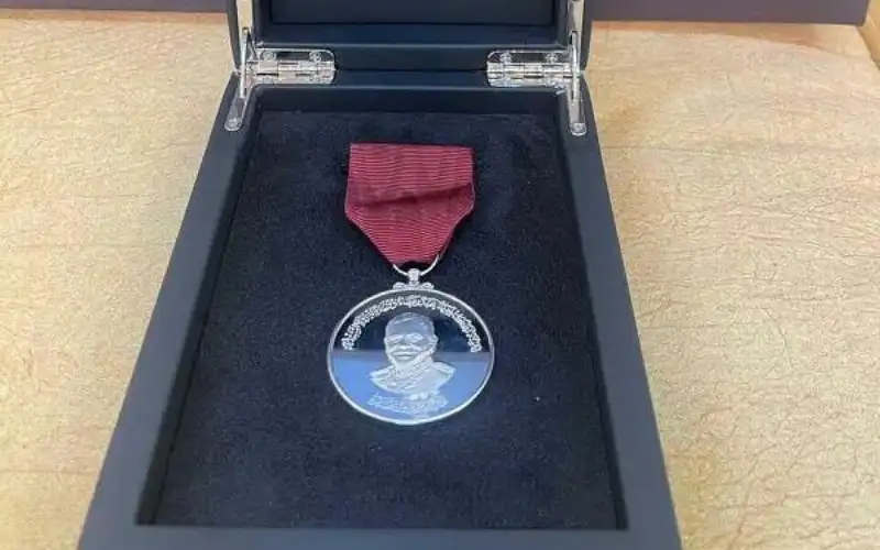 الملك ينعم بميدالية اليوبيل الفضي على