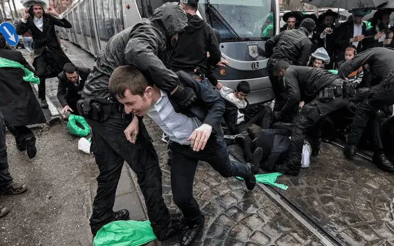 وزير إسرائيلي يهدد بحل الحكومة بسبب