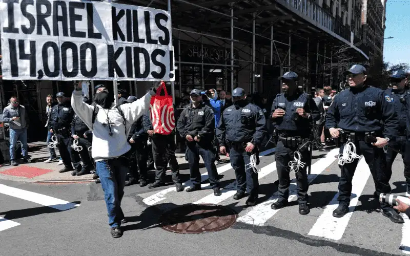 إغلاقات واعتقالات في الجامعات الأميركية بسبب