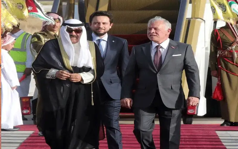 الملك يمنح أمير الكويت أرفع وسام