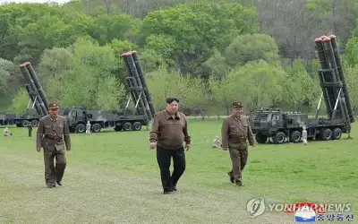 زعيم كوريا الشمالية يشرف على مناورة
