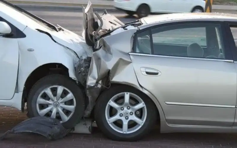 إصابات بتصادم مركبتين على طريق الـ100