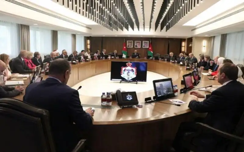 إخضاع وظائف وزارة العمل ودائرة الأراضي