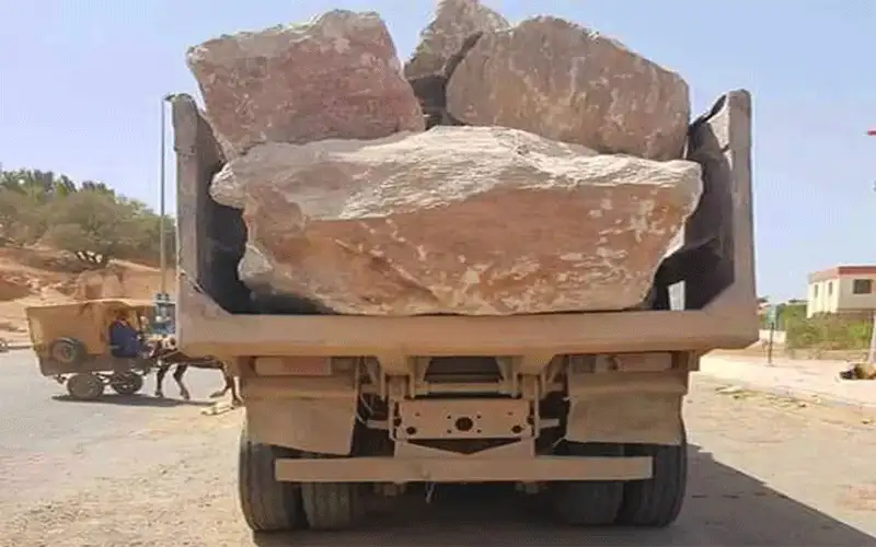 على طريق الزرقاء .. سقوط حجر