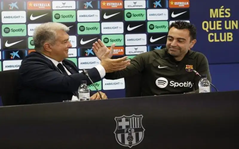 تشافي: مشروع برشلونة وراء قرار بقائي