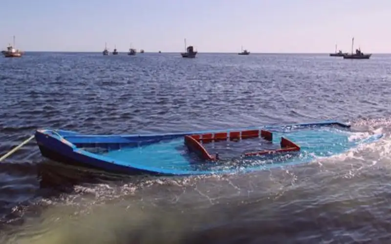 وفاة 5 بحارة في غرق مركب