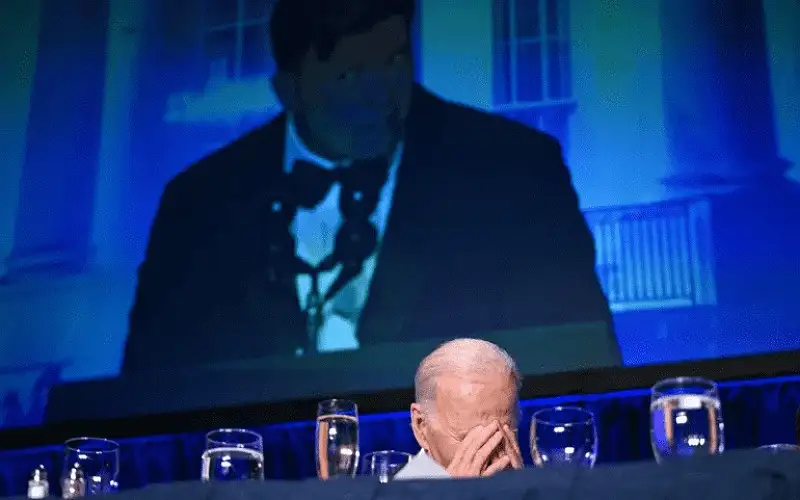 بايدن يستخدم مدخلا خلفيا لعشاء مراسلي