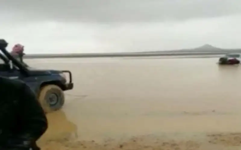 إنقاذ عائلة علقت مركبتهم في سيل