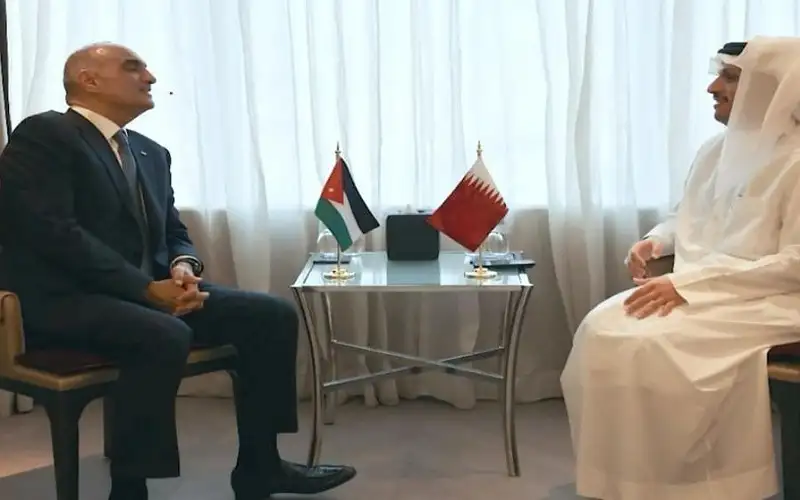 الخصاونة يلتقي نظيره القطري على هامش