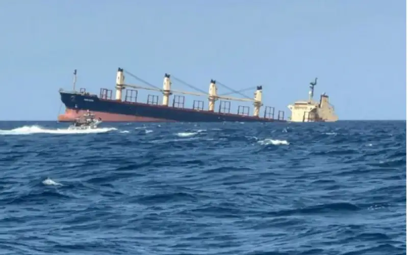 تضرر سفينة تجارية إثر وقوع انفجار