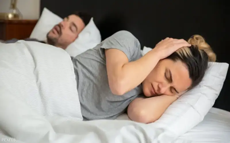 تحذير طبي: الشخير قد يفقدك أسنانك