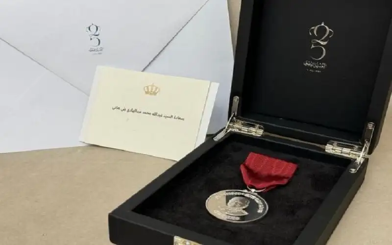 الملك ينعم على شخصيات ومؤسسات بميدالية