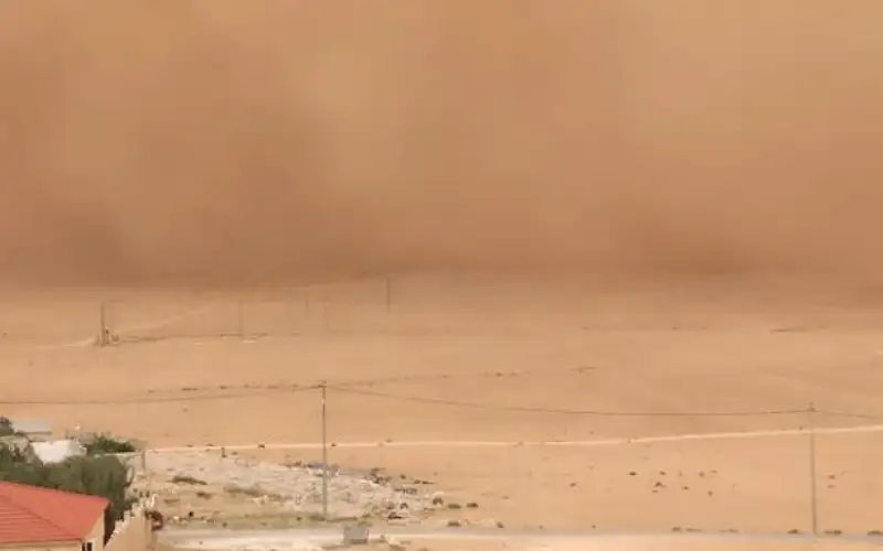 رياح قوية مثيرة للغبار قادمة إلى