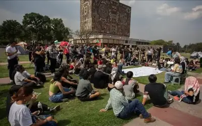 طلاب جامعة مكسيكية يقيمون مخيما للتضامن