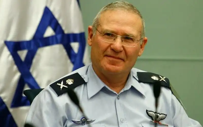 عاموس يادلين : نتنياهو رهينة بيد