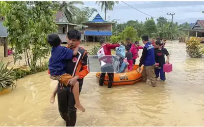 إندونيسيا: فيضانات وانهيارات أرضية تضرب جزيرة