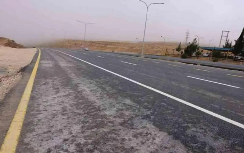 تدهور مركبة خلاط تغلق مسربا على