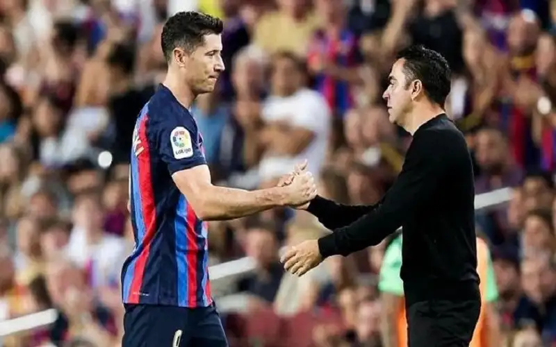 ليفاندوفسكي يرد على تصريحات تشافي بطريقة