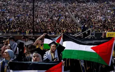 علم فلسطين يرفرف في حفلات تخرج