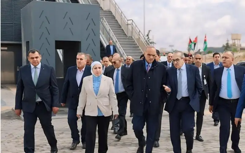 الخصاونة يتفقد سير عمل مشروع حافلات