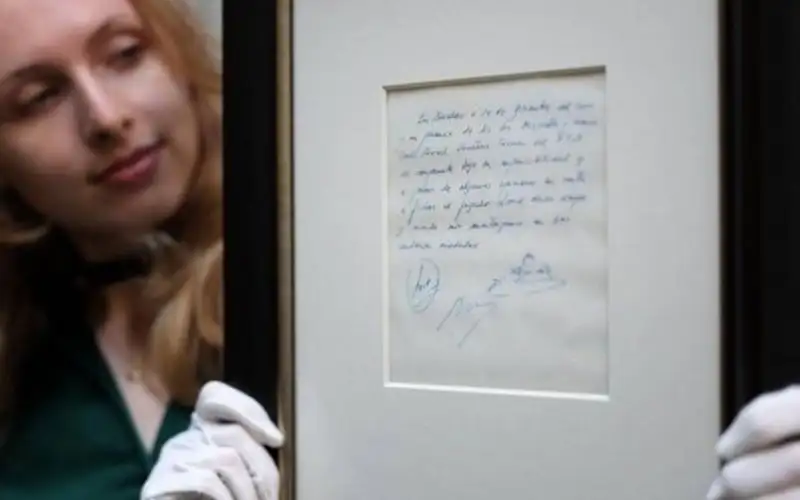 بأعلى سعر .. منديل ميسي للبيع