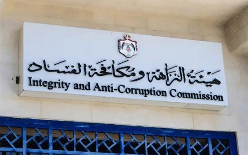 توقيف محضر في إحدى المحاكم بجناية