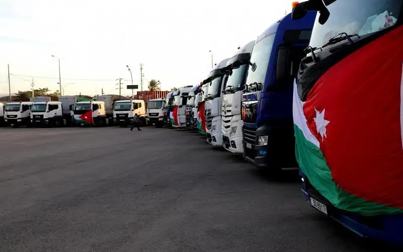 الأردن يسير ٤١ شاحنة مواد غذائية