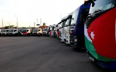 الأردن يسير ٤١ شاحنة مواد غذائية
