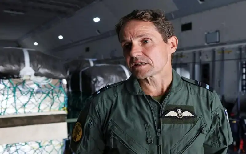 قائد القوات البريطانية يشيد بالإنزال الجوي