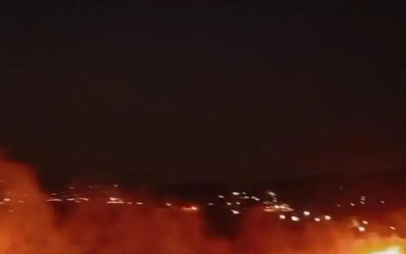 حريق ضخم يندلع بمساحات كبيرة من