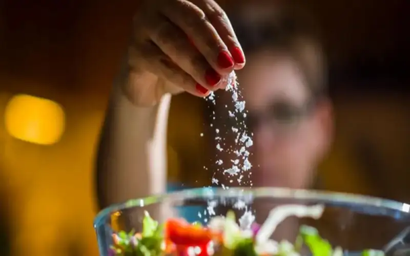 دراسة: المبالغة بتناول الملح يزيد خطر