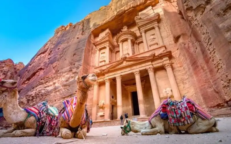 مؤثرون أمريكيون يعدون تقريرا عن المواقع