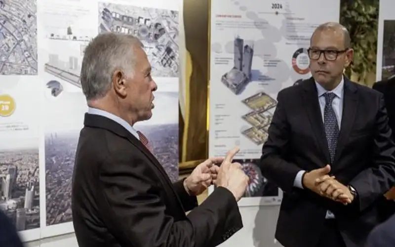 الملك يطلع على خطط المرحلة الثانية