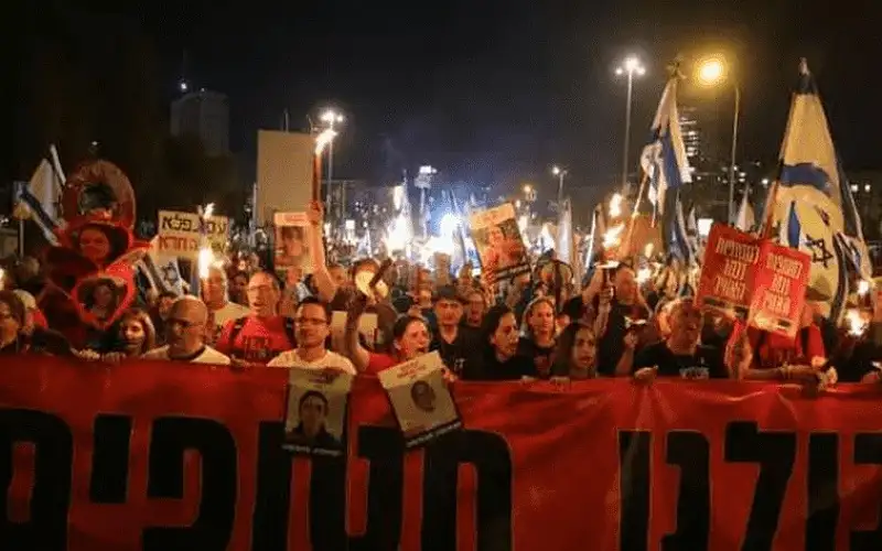 متظاهرون يضرمون النار قبالة مقر إقامة